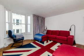 LARGE CITY TOWNHOUSE **SLEEPS 11* NEXT TO BEACH